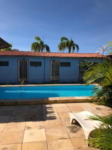 a swimming pool in front of a house at Pousada Mundaú in Mundaú