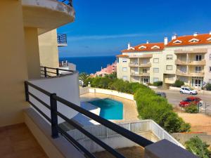 uma varanda de um condomínio com vista para o oceano em Sleep & Surf Ericeira - Portugal na Ericeira