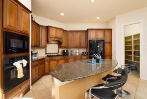 Kjøkken eller kjøkkenkrok på Bedroom with 3.5-Bathroom near Golf Course!