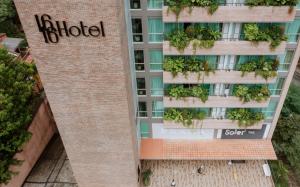une vue sur un bâtiment avec des plantes dans l'établissement 1616 Hotel Medellin, à Medellín