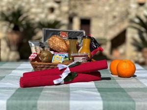 uma cesta de piquenique cheia de comida em cima de uma mesa em Torre de Arriba Casa Rural em Benimantell