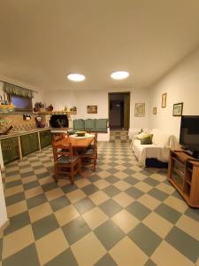 ein Wohnzimmer mit einem karierten Boden in der Unterkunft Casa Pein in Carloforte