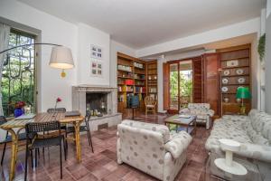 モンデッロにあるVilla Costanzaのリビングルーム(白い家具、暖炉付)