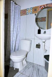 a bathroom with a toilet and a sink at Casa típica Salamineña in Salamina