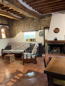 - un salon avec un canapé et une cheminée dans l'établissement L' Antico Lavatoio, à Pitigliano