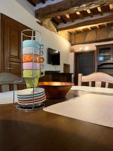 un porte-verre avec plaques et bols sur une table dans l'établissement L' Antico Lavatoio, à Pitigliano