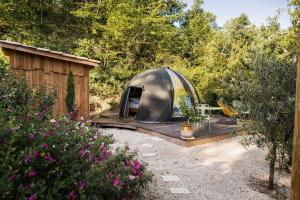 Vonkajšia záhrada v ubytovaní Bulles d'Olive Provence - Piscine & Jacuzzi avec vue