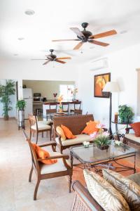 a living room with furniture and a ceiling fan at Departamento con alberca privada in Chetumal