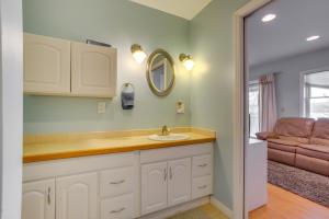 Hot Tub, Sauna, Fireplace, Dock! Lake Honor Cabin في Honor: حمام مزود بحوض ومِرآة +37 صورة