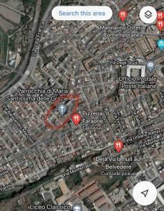 une carte d'une ville avec des points rouges dans l'établissement Casa Felice, à Comiso