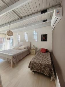 1 dormitorio con 1 cama y TV. en Garden Loft en Rosario