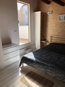 - une chambre avec un lit et une grande fenêtre dans l'établissement Casa Felice, à Comiso