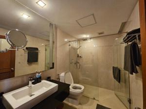 La salle de bains est pourvue d'un lavabo, de toilettes et d'une douche. dans l'établissement Lakeside Allamanda Apartment, à Bang Tao Beach