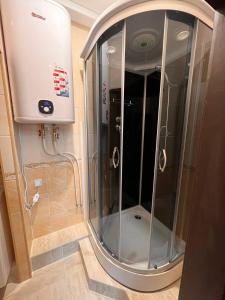 eine Dusche mit Glastür im Bad in der Unterkunft Апартаменти на Печерську in Kiew
