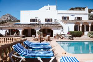 a villa with a swimming pool and lounge chairs at Casa Elizabeth in Jávea