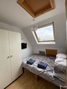 ein Schlafzimmer mit einem Bett mit zwei blauen Handtüchern darauf in der Unterkunft Spacious 1 bedroom apartment in Norwich city centre in Norwich