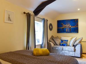 a bedroom with a bed and a couch at Meadow View Cottage - Uk33302 in Middleton