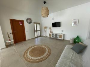 una sala de estar con una alfombra grande en el suelo en CASA OLEA a San Pietro in Bevagna - Casa Vacanze in Puglia - Ferienhaus in Apulien - summer cottage in Apulia, en San Pietro in Bevagna