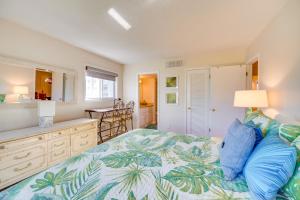 Ένα ή περισσότερα κρεβάτια σε δωμάτιο στο Hutchinson Island Vacation Rental with Beach Access! +21 φωτογραφίες