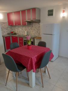 uma cozinha com uma mesa com uma toalha de mesa vermelha em HOLI em Čavle