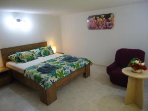 1 dormitorio pequeño con 1 cama y 1 silla en HOLI, en Čavle