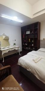 a bedroom with a large bed and a table at 回家民宿 in Dubai