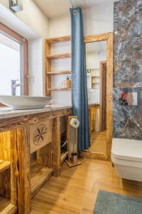 布科維納塔特贊斯卡的住宿－Baskowka Wierch Glodowski 25B B by Homeprime，浴室设有大型木制台面和水槽