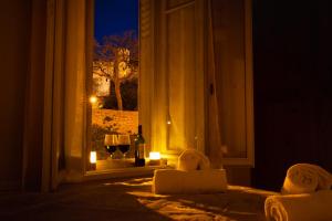 - une chambre avec une fenêtre donnant sur un arbre dans l'établissement Le Pied à Terre de la Cité - Parking au Pied de la Cité, à Carcassonne