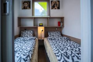 2 letti posti uno accanto all'altro in una stanza di Private Paradise on cozy Campsite, Jacuzzi, Netflix a Las Galletas