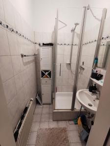 La salle de bains est pourvue d'une douche, d'une baignoire et d'un lavabo. dans l'établissement NearWöhrderSeaAndStation, à Nuremberg