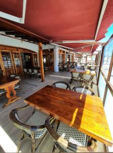 een houten tafel en stoelen op een cruiseschip bij Casa Azul Montecastillo L7 in Caleta De Fuste