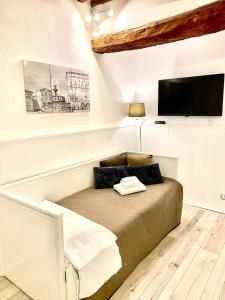 Schlafzimmer mit einem Bett und einem Flachbild-TV in der Unterkunft Perugia Mini Flat in Perugia