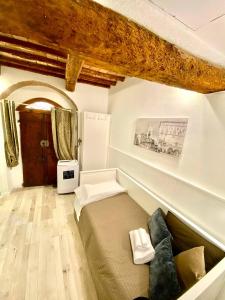 ein Schlafzimmer mit einem Bett in einem Zimmer mit Holzboden in der Unterkunft Perugia Mini Flat in Perugia