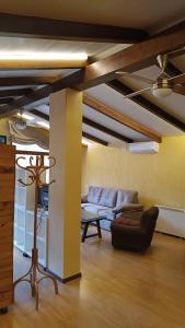 A seating area at Arrabal Cerro de la Majestad