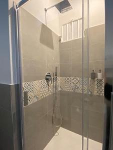米蘭的住宿－LM Tortona House，浴室里设有玻璃门淋浴