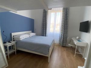 米蘭的住宿－LM Tortona House，一间卧室设有一张床和蓝色的墙壁