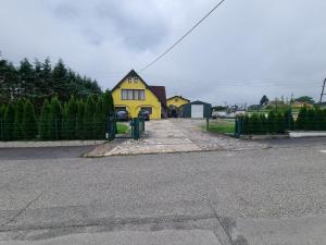 une maison jaune assise sur le côté d'une rue dans l'établissement Pension DonauBlick Grein 2 in Stifterstrasse 19A, à Grein