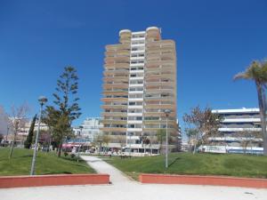 un edificio de apartamentos alto con un parque enfrente en T2 Sea view, en Monte Gordo