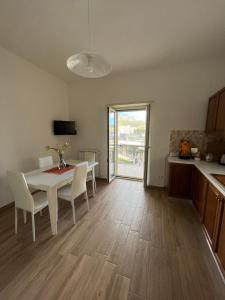 a kitchen and dining room with a table and chairs at Bed&Breakfast del viaggiatore in Fondi