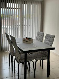 uma mesa de jantar com duas cadeiras e uma caixa em Maipu Wine & Oil em Maipú