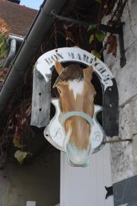 un signe avec une vache sur une porte dans l'établissement Le studio Au Bon Maréchal, à Giverny