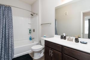 een badkamer met een wastafel, een toilet en een douche bij Charming 1-BD Retreat Tranquil Zionsville in Whitestown