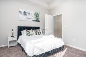 een witte slaapkamer met een groot bed en een kast bij Charming 1-BD Retreat Tranquil Zionsville in Whitestown