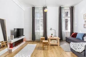 Paco&Orsi's homey cosy apartment in the city center في بودابست: غرفة معيشة مع أريكة وتلفزيون