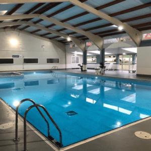 ein großer Pool mit blauem Wasser in einem Gebäude in der Unterkunft Chalet 47 By The Sea in Kingsdown