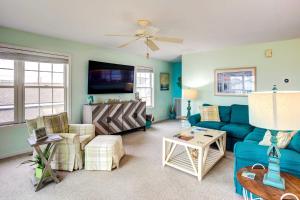 - un salon avec un canapé bleu et des chaises dans l'établissement Bowers Beach Vacation Rental 2 Blocks Away!, à Frederica