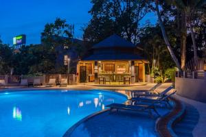 Бассейн в Holiday Inn Resort Krabi Ao Nang Beach by IHG или поблизости