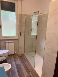 uma casa de banho com um chuveiro e um WC. em Villa Maremonti - con 3 piscine em Sestri Levante