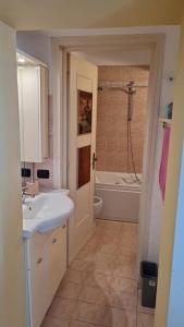 a bathroom with a sink and a bath tub at Vado, in campagna in Vado Ligure