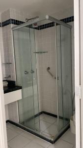 eine Dusche mit Glastüren im Bad in der Unterkunft Apart_Hotel Ponta negra in Natal